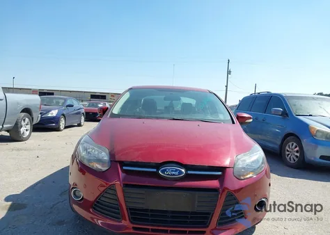 2013 Ford Focus Titanium z USA, uszkodzony, nr VIN 1FADP3J2XDL352611